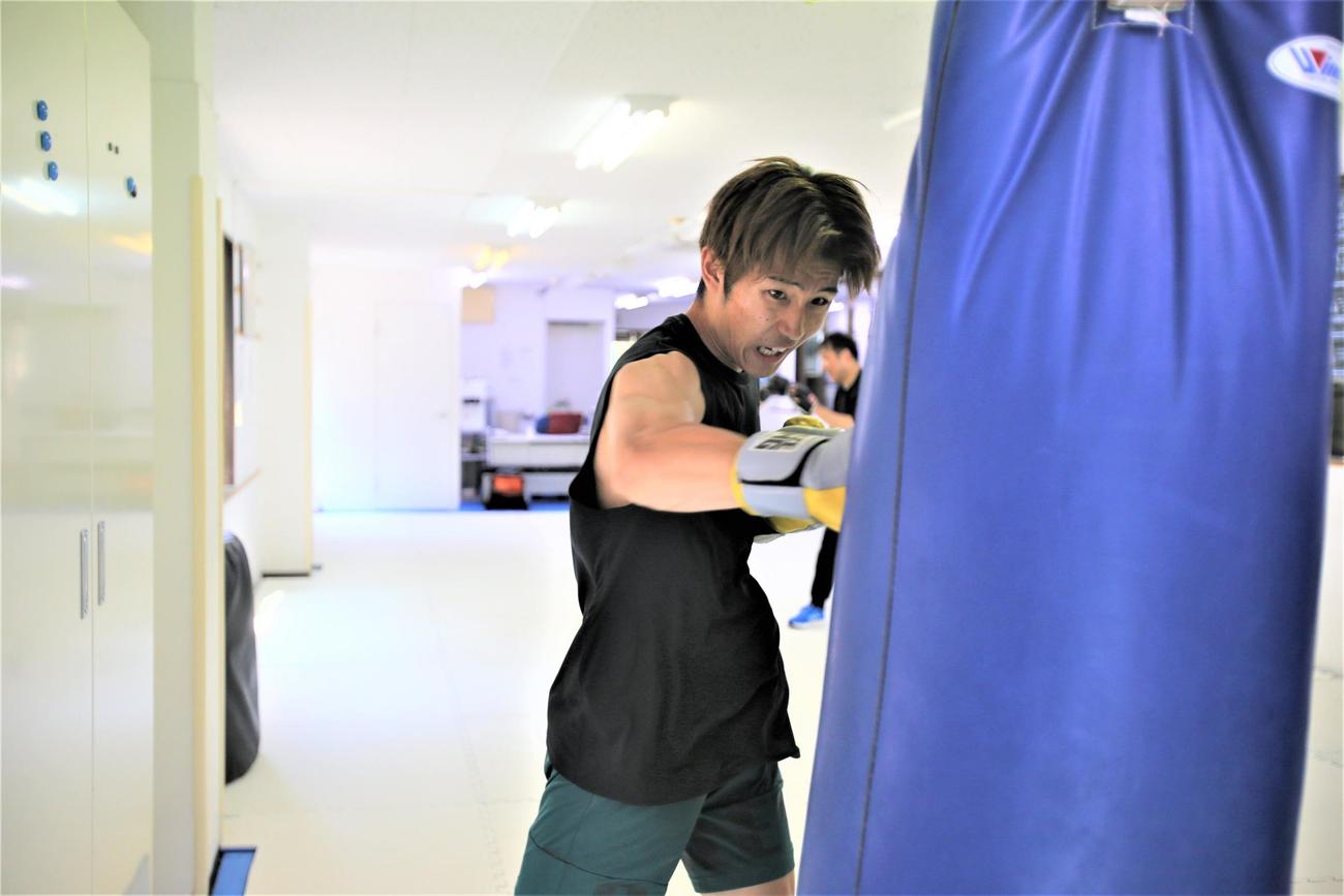 プロ2戦目を目前に控え、サンドバッグを叩いて追い込む上野（撮影・中島洋尚）
