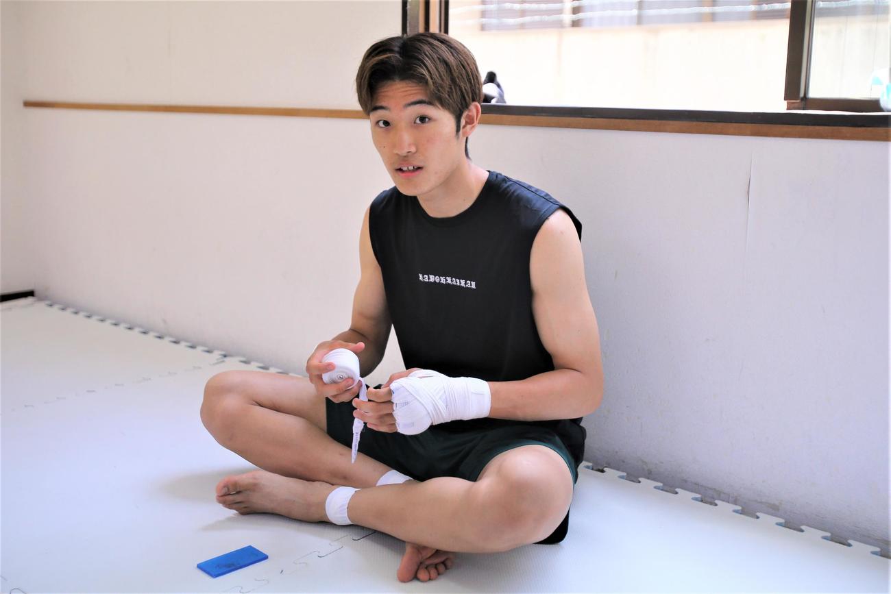 プロ2戦目を目前に控え、トレーニング前にバンデージを巻く上野空大（撮影・中島洋尚）