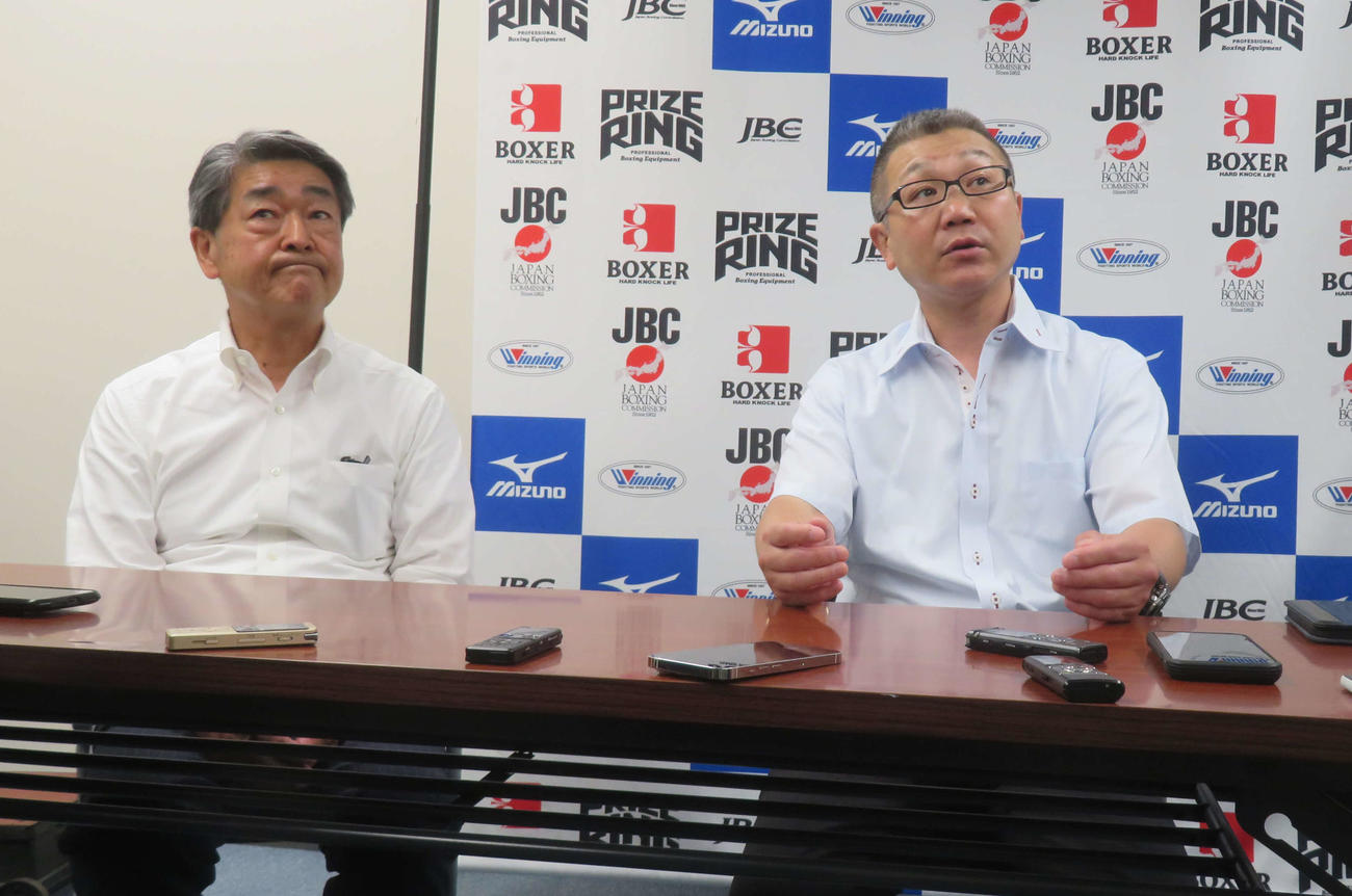 実行委員会後、報道陣に対応する日本ボクシングコミッション萩原実コミッショナー兼理事長（左）と日本プロボクシング協会のセレス小林会長