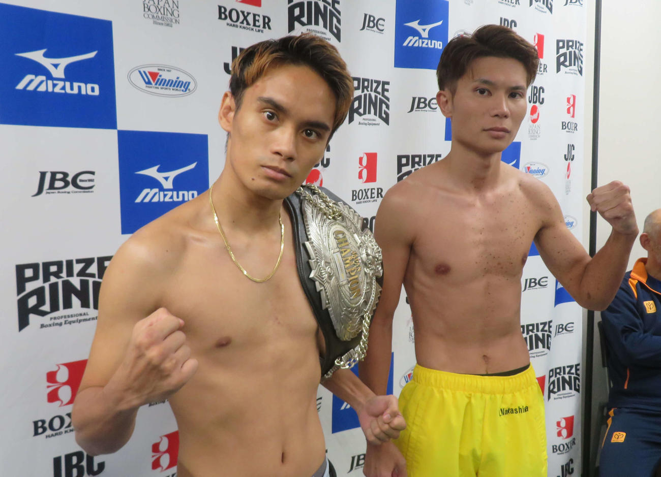 日本ミニマム級タイトル戦に向け、計量クリアした王者高田勇仁（左）と同級1位仲島辰郎