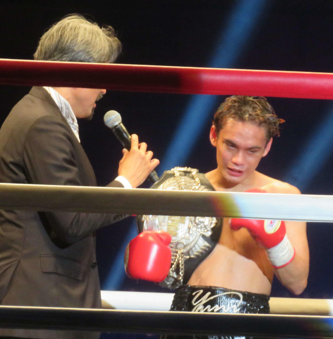 初防衛に成功し、勝利者インタビューを受ける日本ミニマム級王者高田勇仁（右）