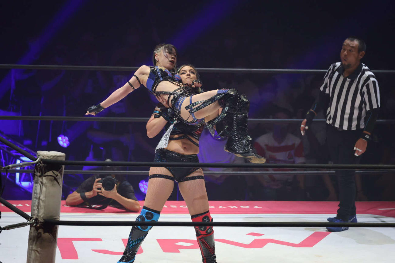 東京女子大田区大会　乃蒼ヒカリを持ち上げるバート・ビクセン（撮影・渋谷征平）