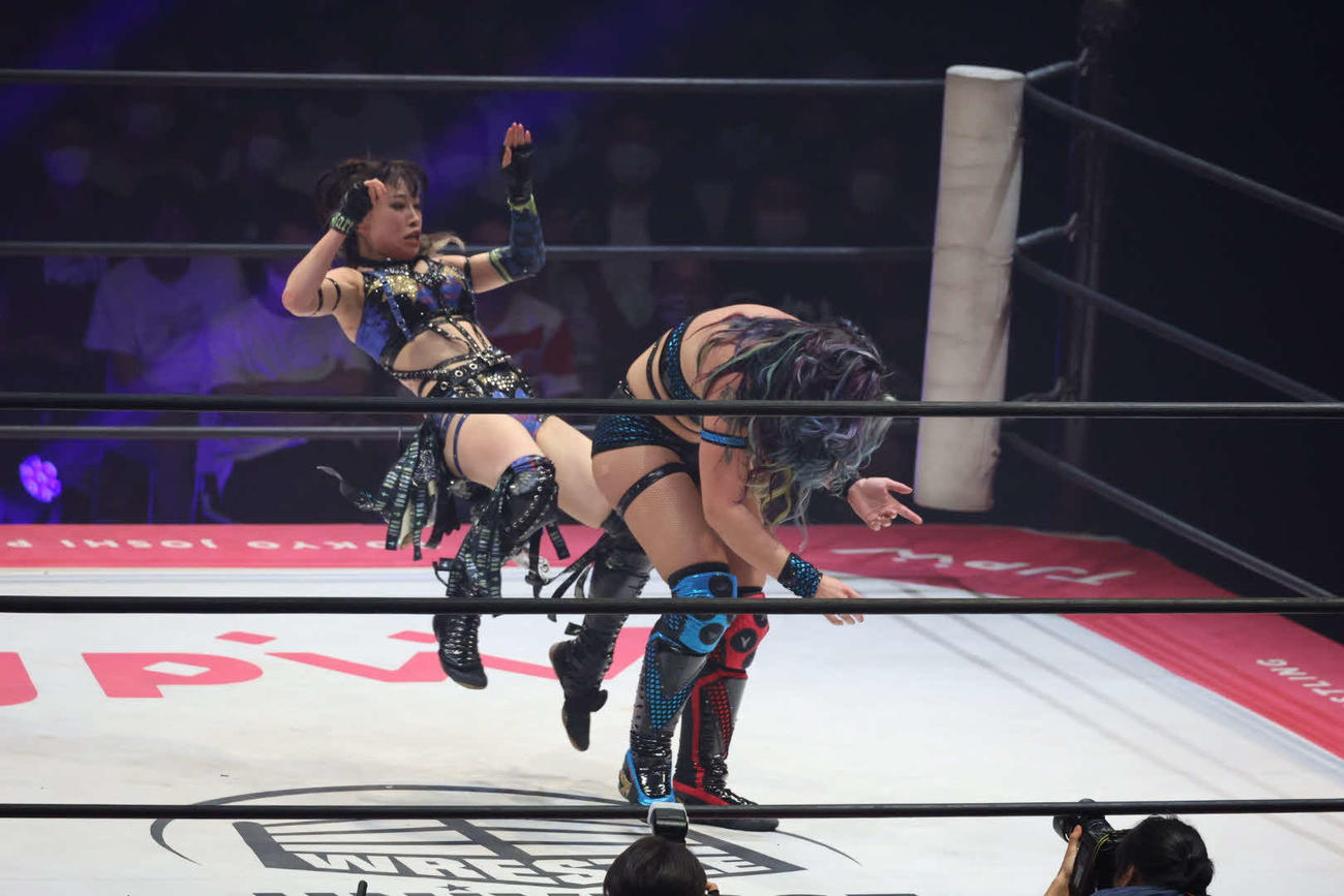 東京女子大田区大会　バートビクセンを背後から攻撃する乃蒼ヒカリ（撮影・渋谷征平）