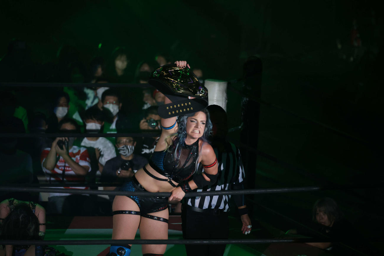 東京女子大田区大会　乃蒼ヒカリに勝利し、ベルトを誇示するバートビクセン（撮影・渋谷征平）