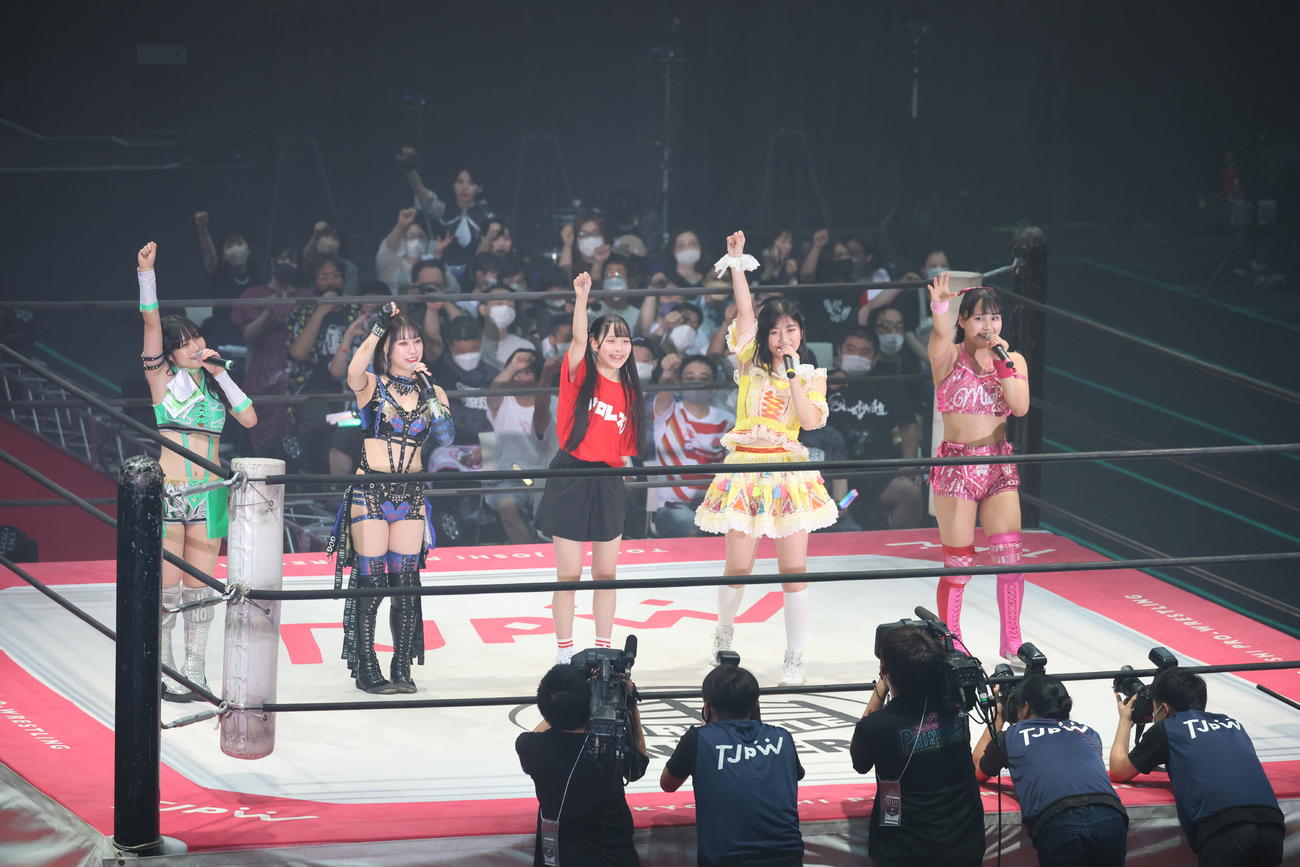 東京女子大田区大会　試合前に会場を盛り上げるアップアップガールズ（プロレス）の、左から鈴木志乃、乃蒼ヒカリ、ウタ、らく、渡辺未詩（撮影・渋谷征平）