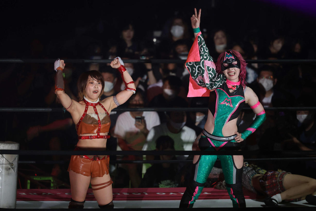 東京女子大田区大会　勝利した中島翔子（左）とハイパーミサヲ（撮影・渋谷征平）