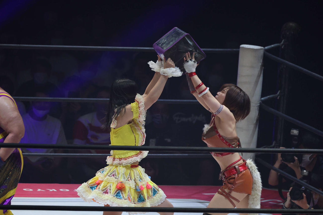 東京女子大田区大会　らく（左）の一斗缶攻撃を受け止める中島翔子（撮影・渋谷征平）
