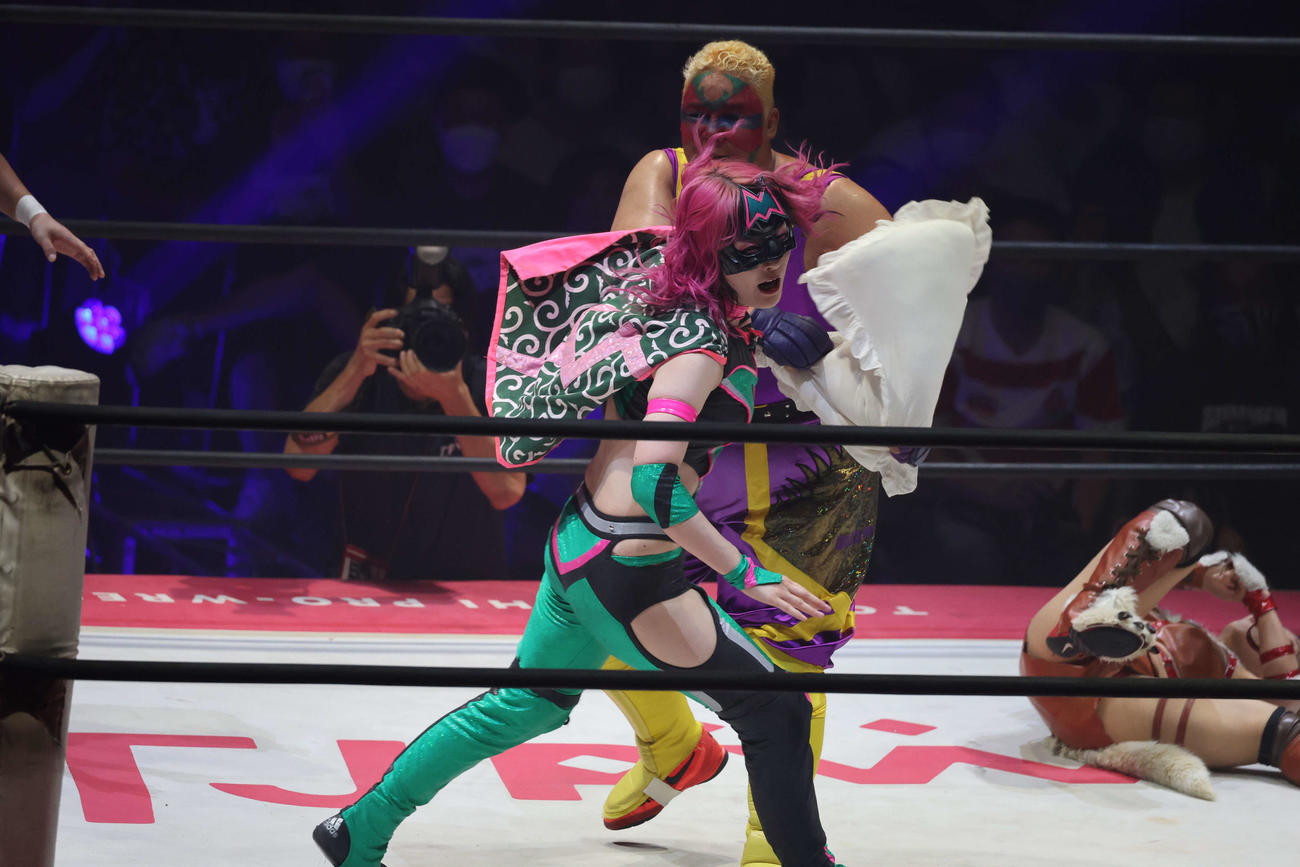 東京女子大田区大会　一斗缶を奪われ、らくの枕で攻撃するアジャコング。前方はハイパーミサヲ（撮影・渋谷征平）