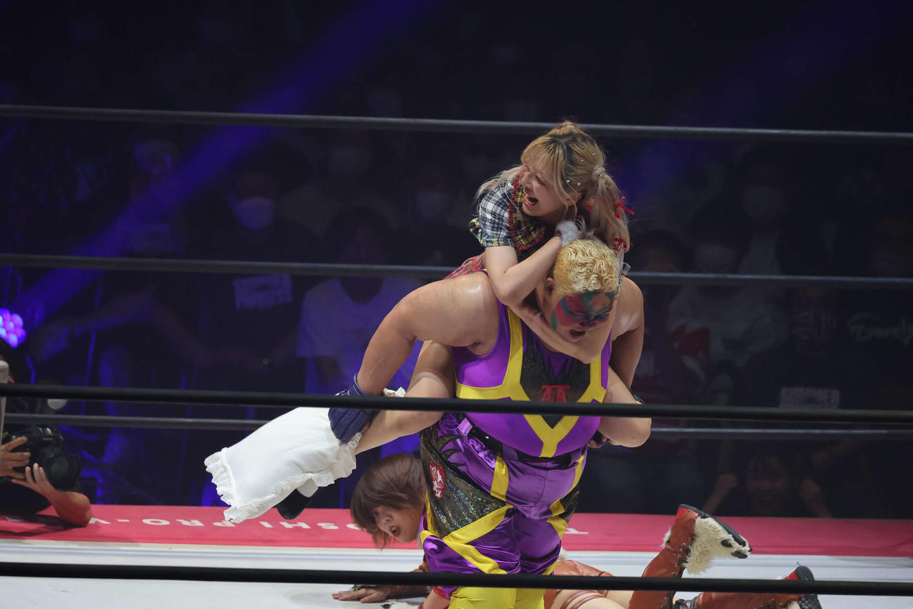 東京女子大田区大会　アジャコングに後ろから飛びつき絞め上げる原宿ぽむ（撮影・渋谷征平）