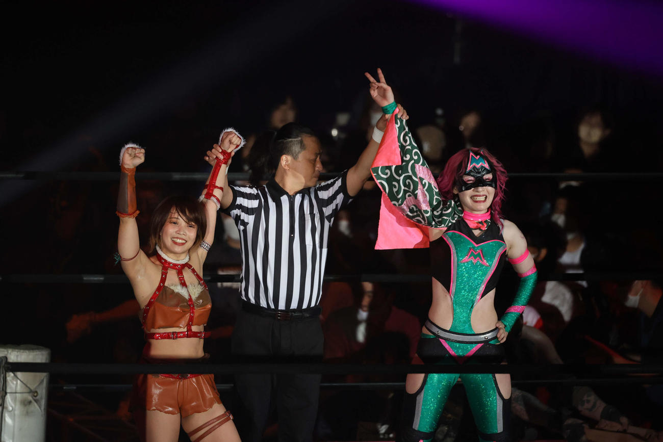 東京女子大田区大会　勝利し、勝ち名乗りを受ける中島翔子（左）とハイパーミサヲ（撮影・渋谷征平）