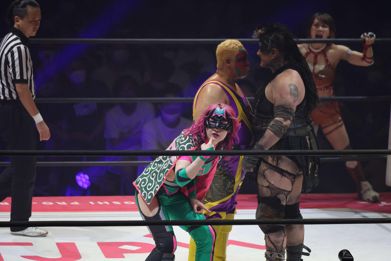 東京女子大田区大会　にらみ合うアジャコングとマックス・ジ・インペイラーに割って入ろうとするハイパーミサヲ（撮影・渋谷征平）