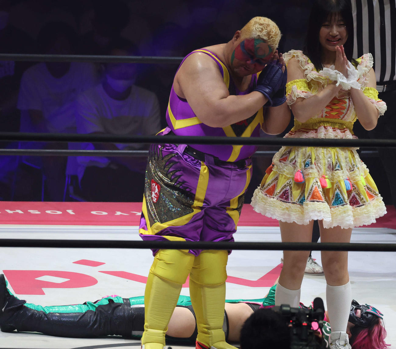 東京女子大田区大会　らく（右）とおやすみエクスプレスのポーズをとるアジャコング（撮影・渋谷征平）