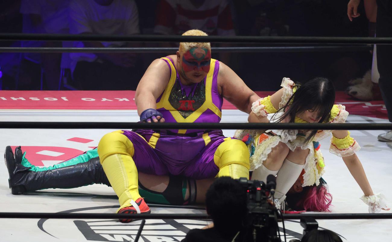 東京女子大田区大会　ハイパーミサヲ（下）におやすみエクスプレスを食らわせるアジャコング（撮影・渋谷征平）