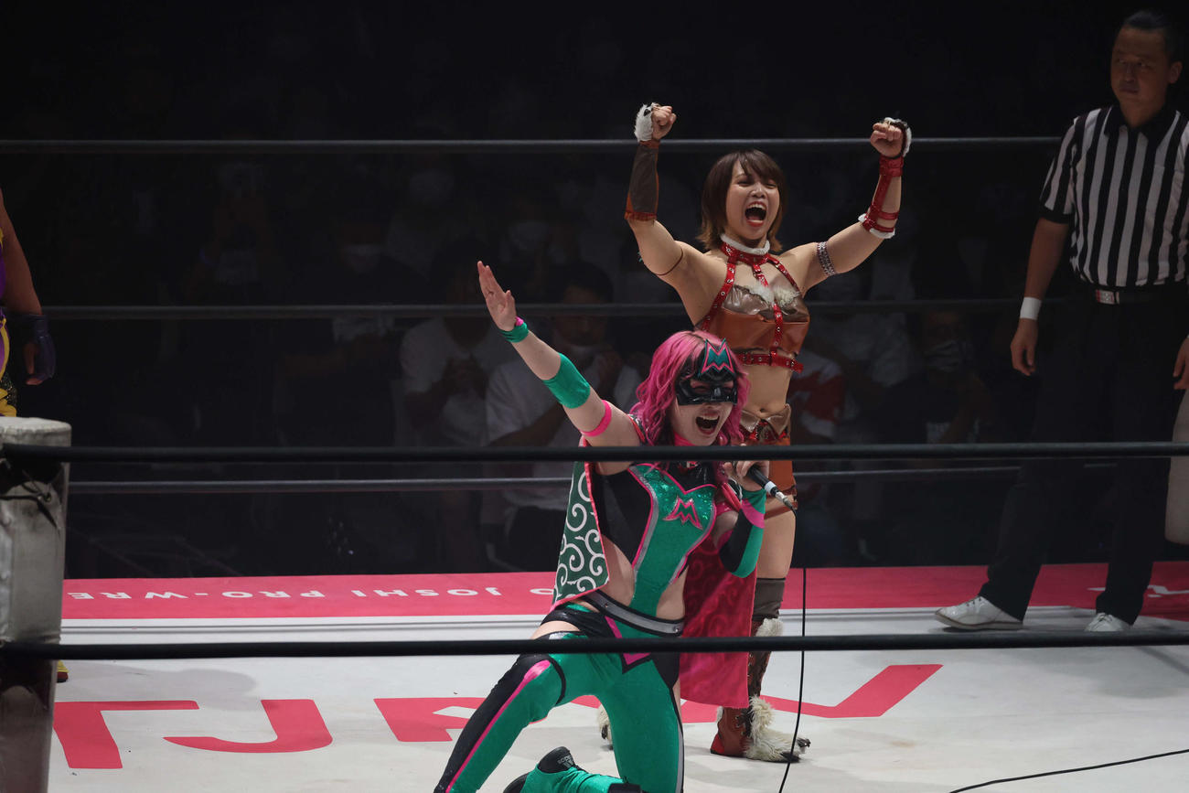 東京女子大田区大会　恒例のマイクパフォーマンスをするハイパーミサヲと中島翔子（撮影・渋谷征平）
