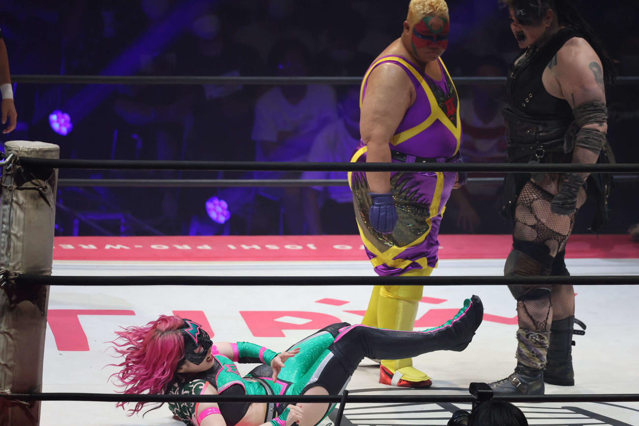 東京女子大田区大会　にらみ合うアジャコングとマックス・ジ・インペイラーに割って入ろうとするも、あっさり倒されるハイパーミサヲ（左）（撮影・渋谷征平）