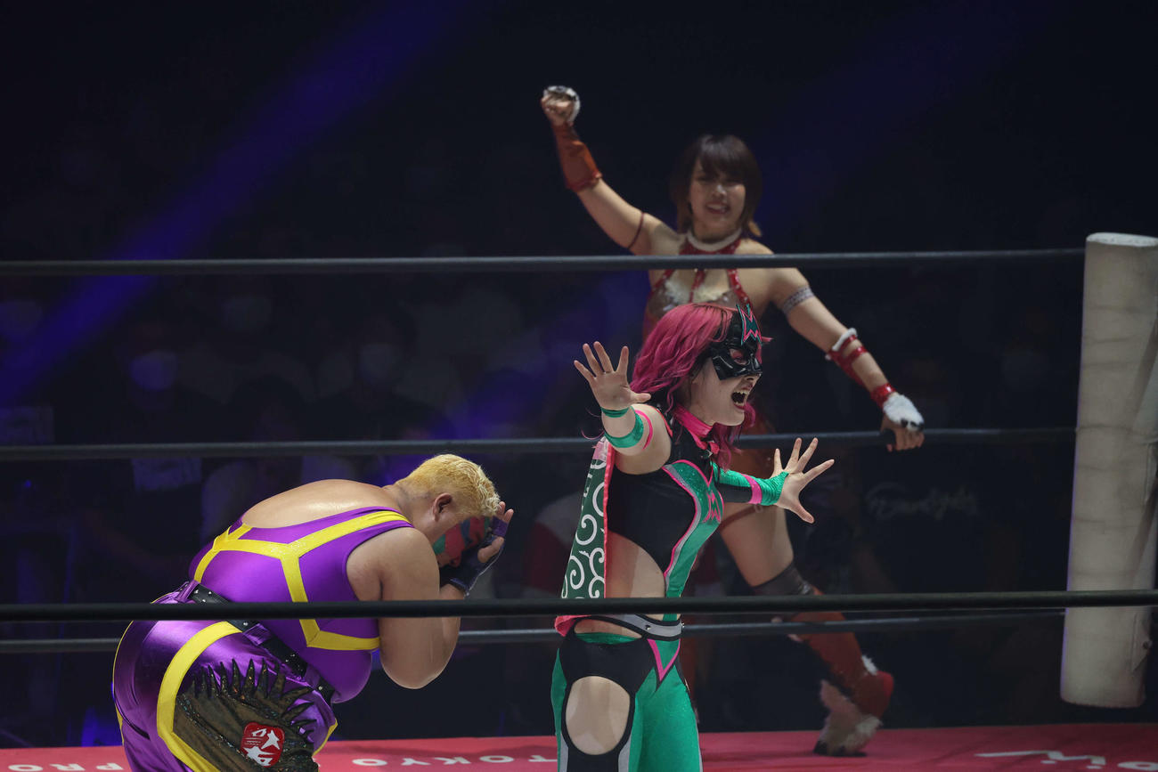 東京女子大田区大会　アジャコング（左）にスプレー攻撃し、喜ぶハイパーミサヲと中島翔子（撮影・渋谷征平）＝7月8日、大田区総合体育館