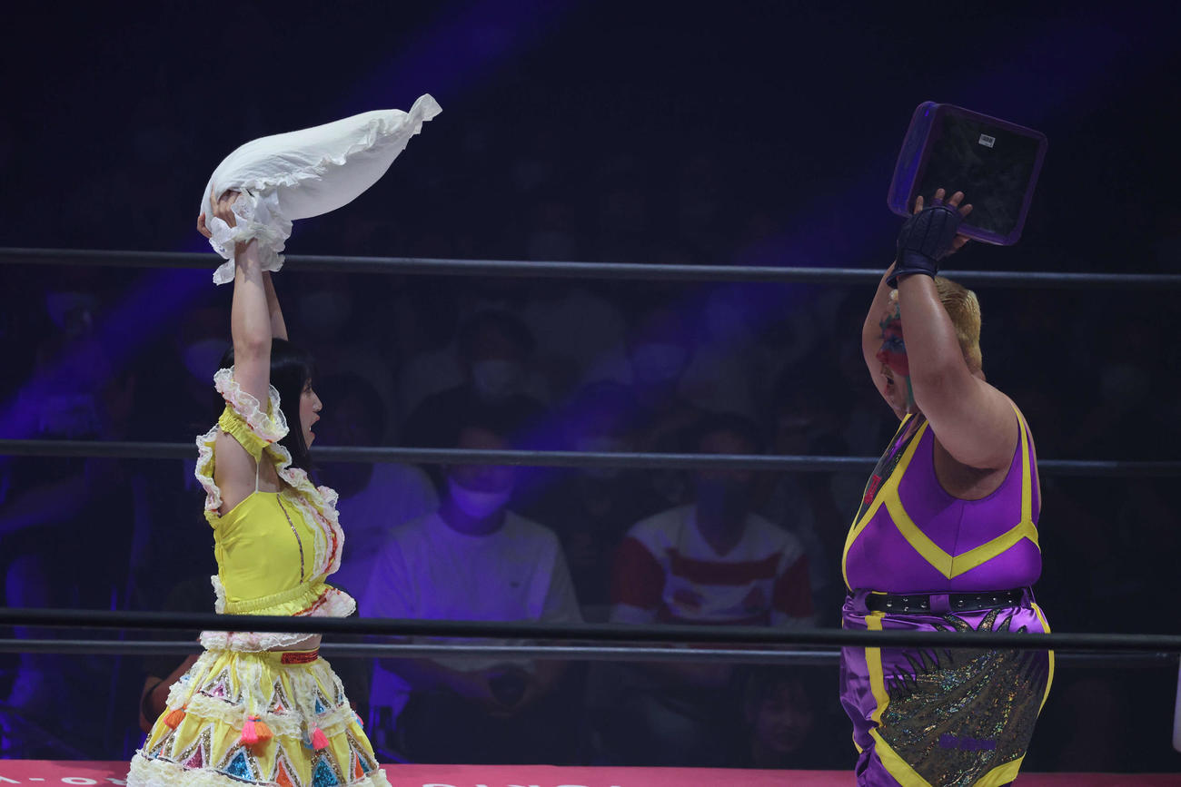 東京女子大田区大会　原宿ぽむを攻撃しようとするも逃げられ、目を合わせて驚くアジャコング（右）と、らく（撮影・渋谷征平）