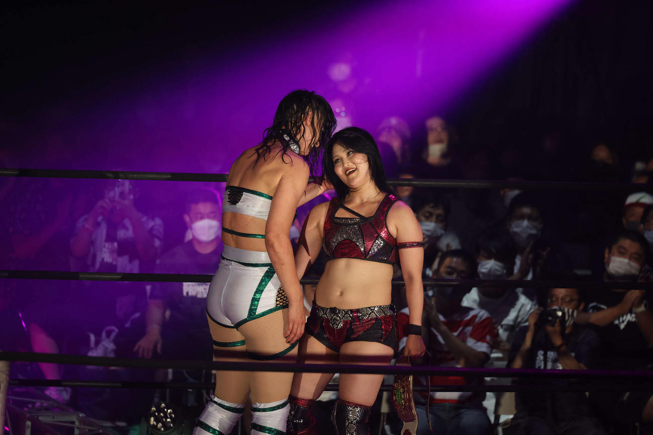 東京女子大田区大会　試合後、ソーヤー・レックと言葉を交わし、笑顔の山下実優（右）（撮影・渋谷征平）
