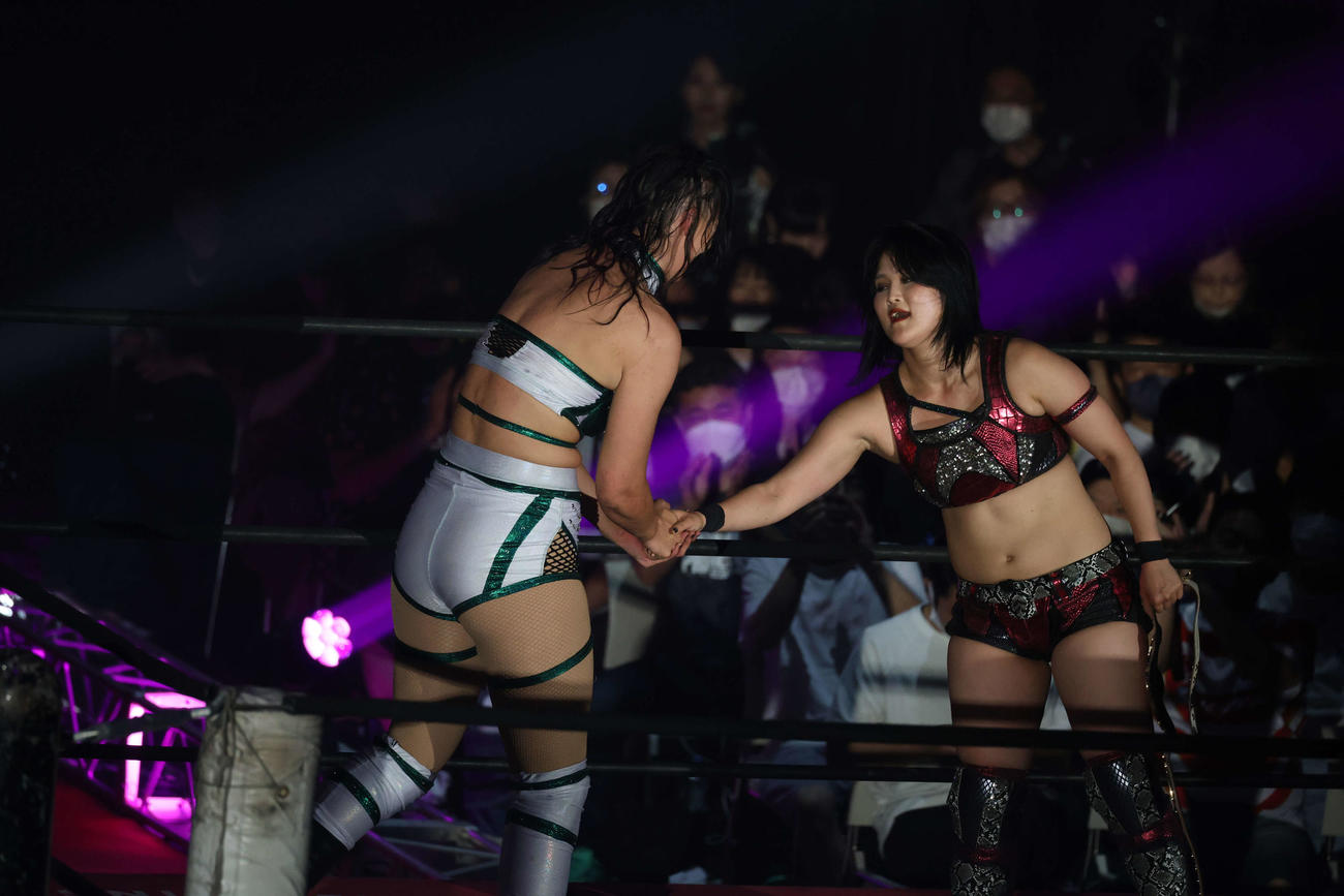 東京女子大田区大会　試合後、ソーヤー・レックと握手を交わす山下実優（右）（撮影・渋谷征平）