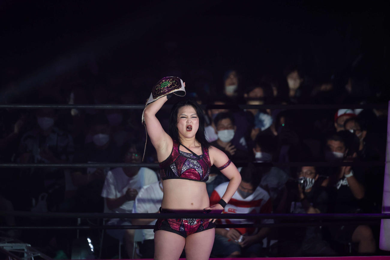 東京女子大田区大会　ソーヤー・レックを破り、防衛に成功した山下実優（撮影・渋谷征平）