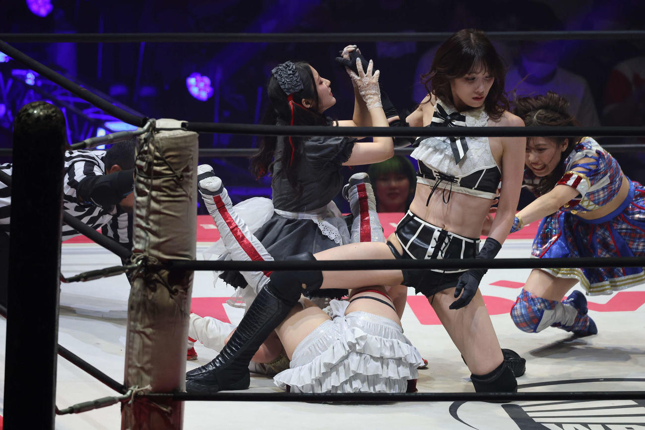 東京女子大田区大会　上原わかなを押さえ込む沙希様（中央右）とメイ・サン＝ミッシェル組。後方は阻止しようとする荒井優希（撮影・渋谷征平）
