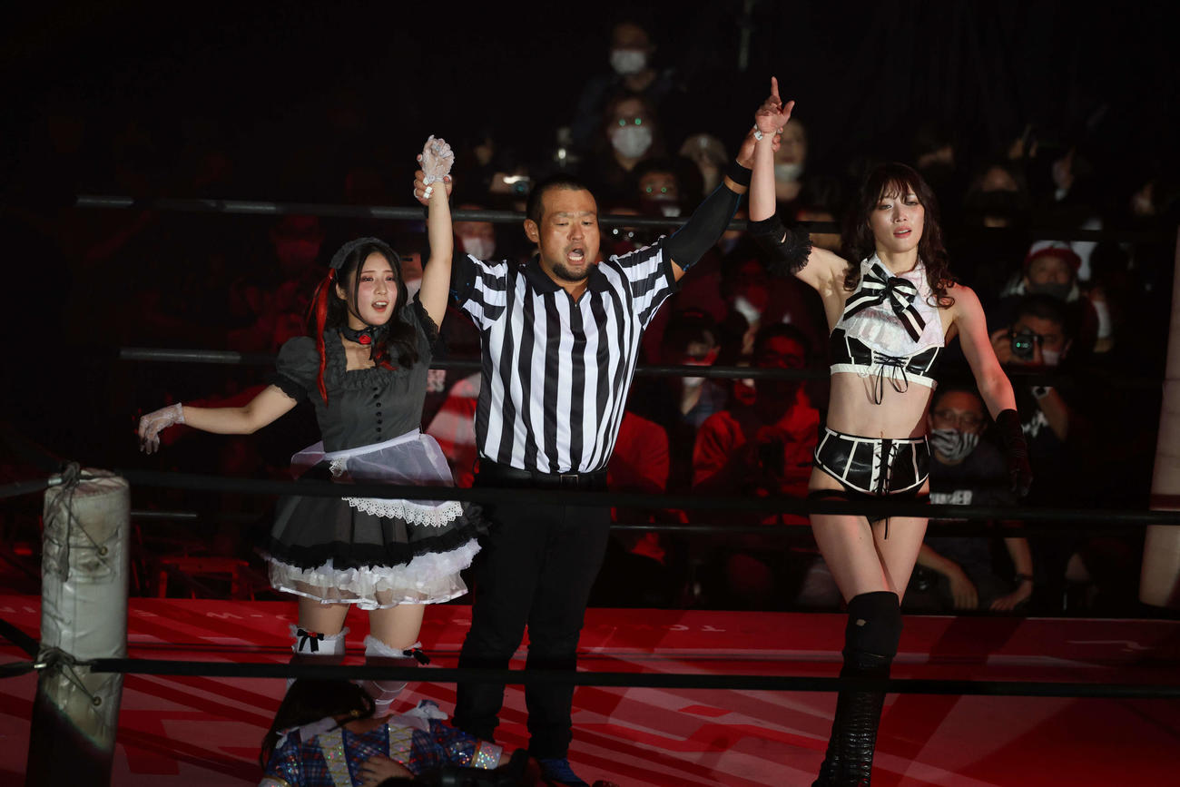 東京女子大田区大会　勝利した沙希様（右）とメイ・サン＝ミッシェル組（撮影・渋谷征平）