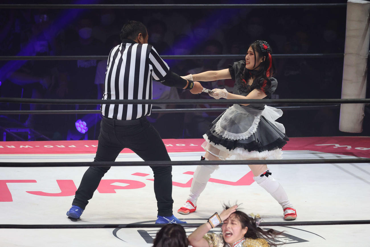 東京女子大田区大会　レフェリーとトレイの奪い合いになるメイ・サン＝ミッシェル（右）（撮影・渋谷征平）