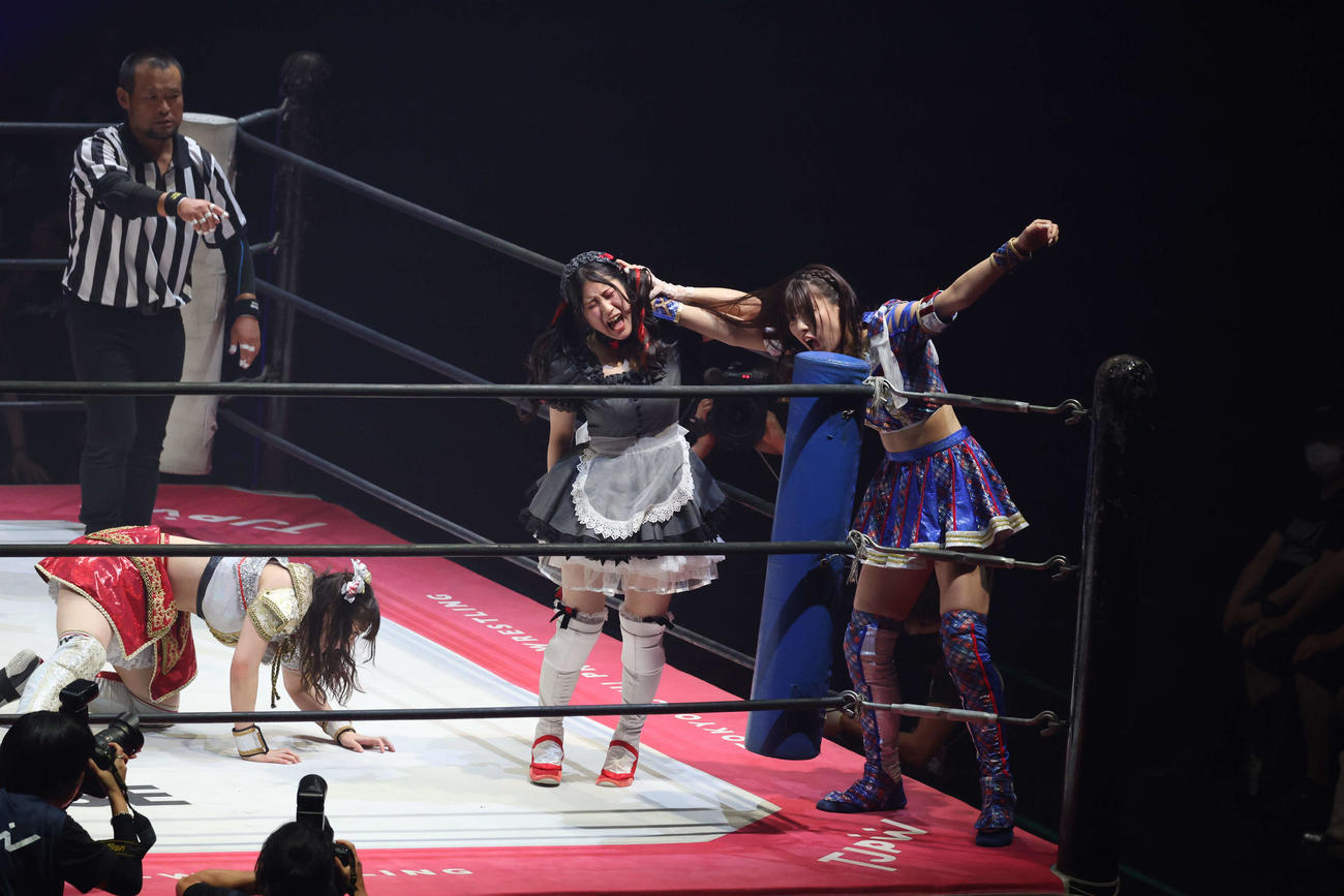 東京女子大田区大会　荒井優希に髪の毛を引っ張らせるメイ・サン＝ミッシェル（右から2人目）と、注意するレフェリー（撮影・渋谷征平）