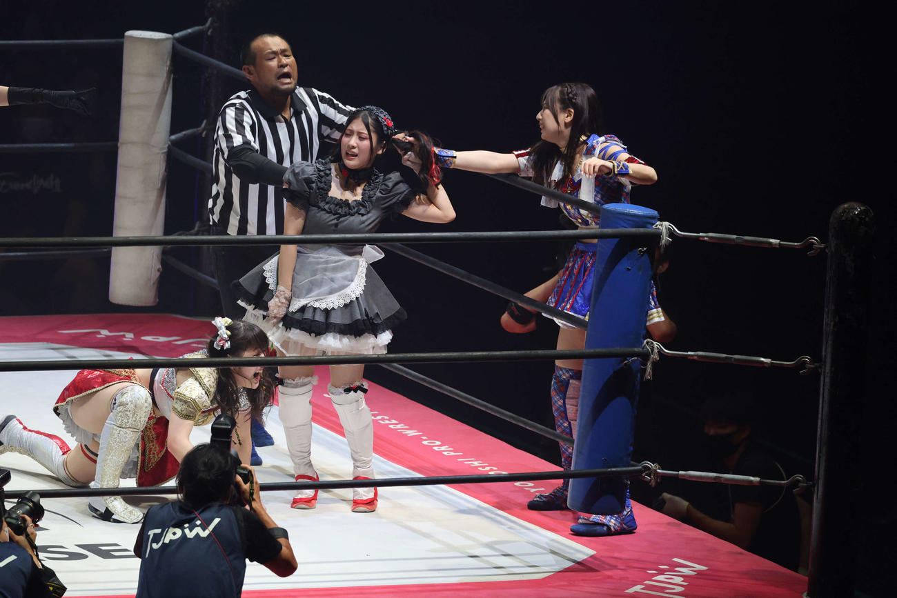東京女子大田区大会　荒井優希に髪の毛を引っ張らせるメイ・サン＝ミッシェル（右から2人目）と、注意するレフェリー（撮影・渋谷征平）