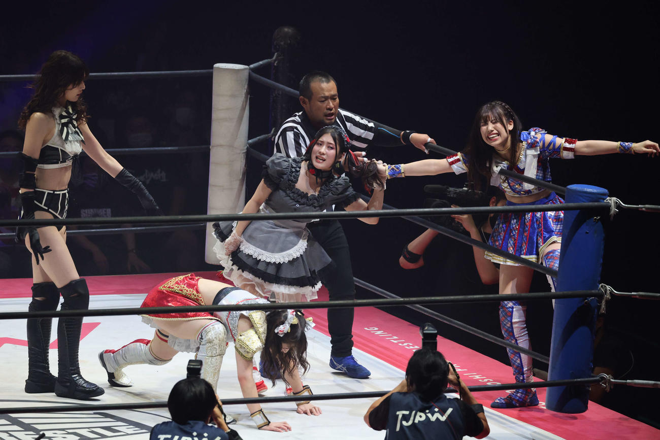 東京女子大田区大会　荒井優希に髪の毛を引っ張らせるメイ・サン＝ミッシェル（右から2人目）と、注意するレフェリー（撮影・渋谷征平）