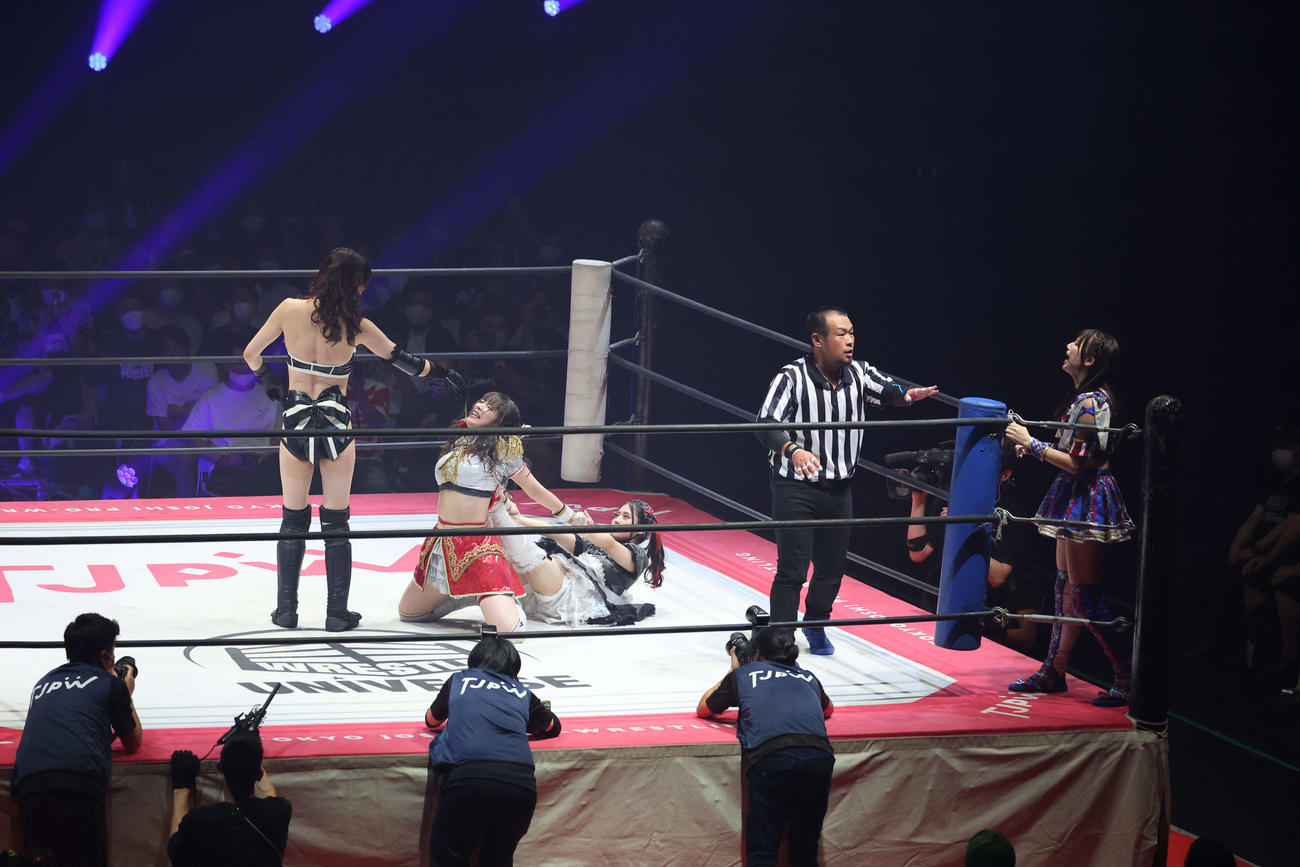 東京女子大田区大会　レフェリーの注意を受ける荒井優希（右）（撮影・渋谷征平）