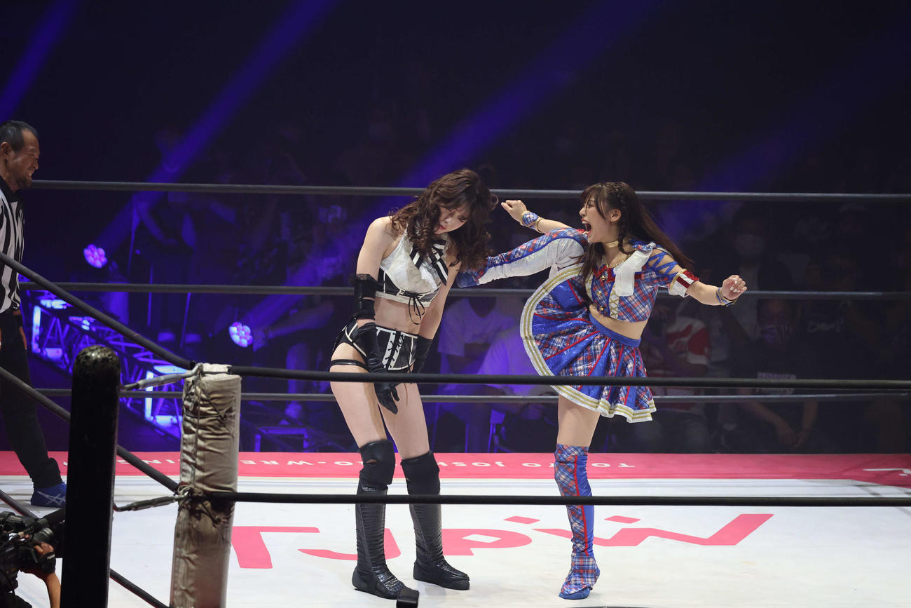 東京女子大田区大会　沙希様をビッグブーツで攻撃する荒井優希（右）（撮影・渋谷征平）