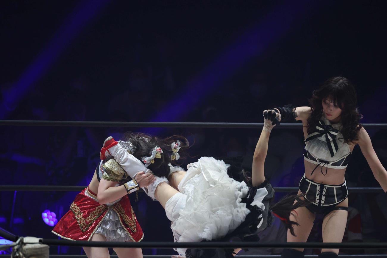 東京女子大田区大会　沙希様（右）と手をつないだまま上原わかなを攻撃するメイ・サン＝ミッシェル（撮影・渋谷征平）