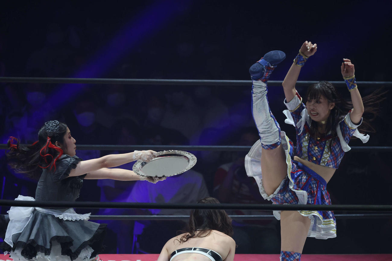 東京女子大田区大会　Finallyを放つ荒井優希を、トレイを差し出して阻止しようとするメイ・サン＝ミッシェル（撮影・渋谷征平）
