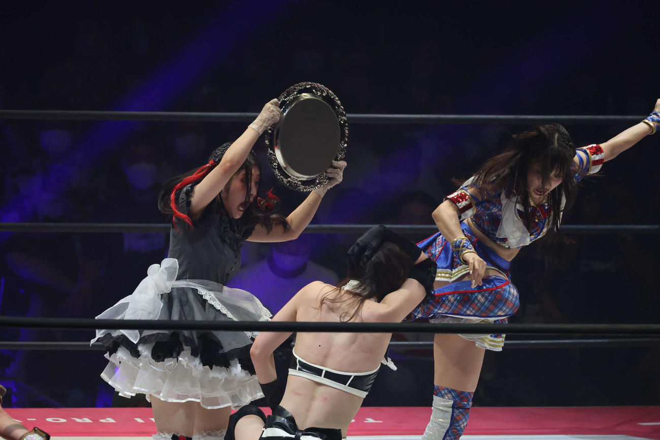 東京女子大田区大会　トレイを差し出すメイ・サン＝ミッシェル（左）を、よけようとしてバランスを崩す荒井優希（撮影・渋谷征平）