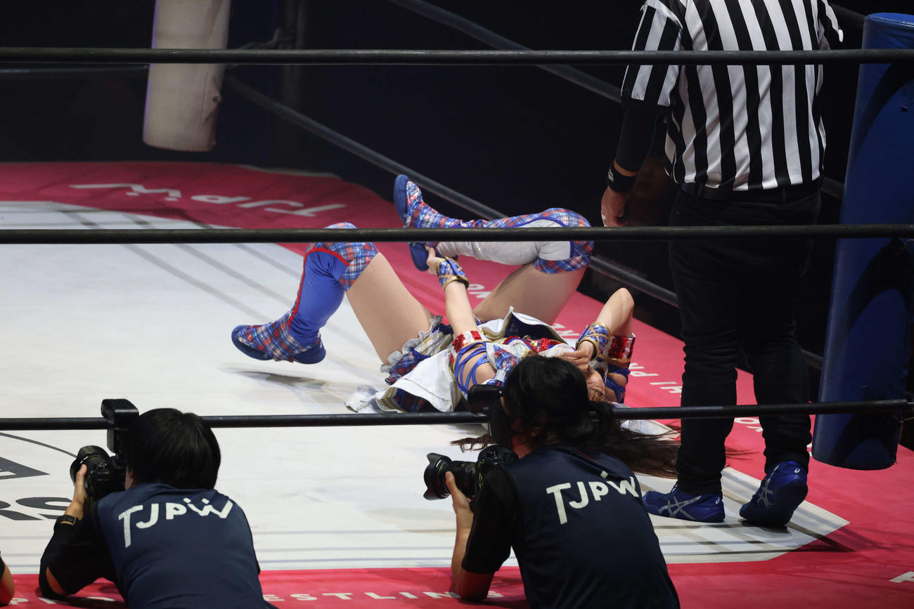 東京女子大田区大会　トレイを差し出すメイ・サン＝ミッシェル（左）を、よけようとしてバランスを崩し、倒れる荒井優希（撮影・渋谷征平）