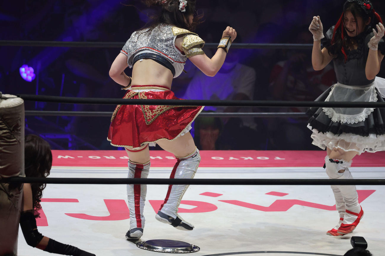 東京女子大田区大会　メイ・サン＝ミッシェル（右）のトレイを踏みまくる上原わかな（撮影・渋谷征平）