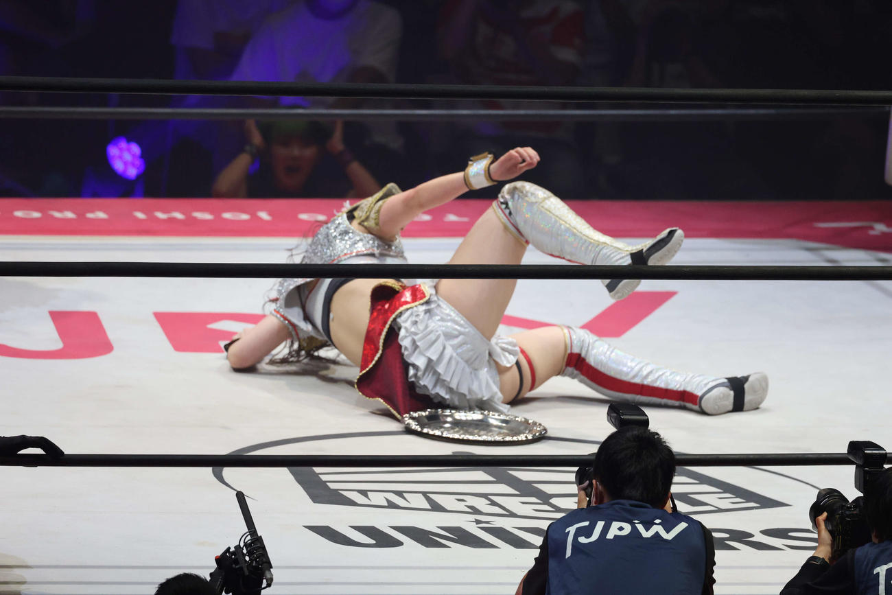 東京女子大田区大会　メイ・サン＝ミッシェル（右）のトレイを踏みまくるも、転倒してしまう上原わかな（撮影・渋谷征平）
