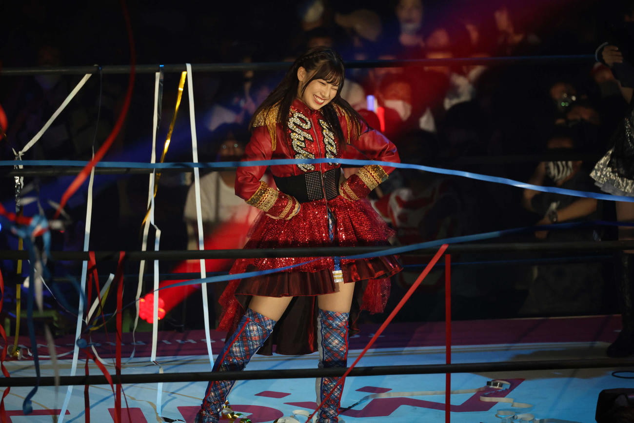 東京女子大田区大会　入場し、ポーズをとるSKE48荒井優希（撮影・渋谷征平）