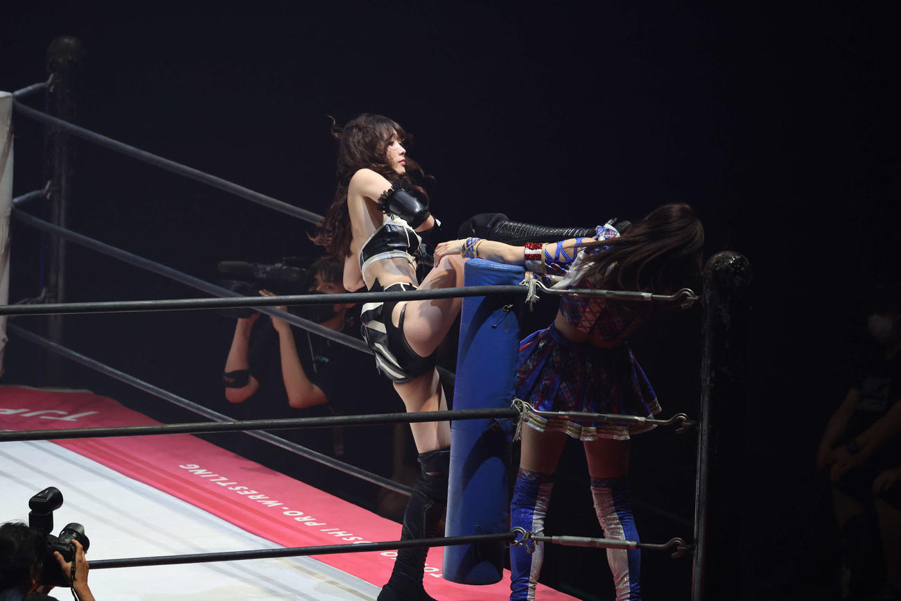 東京女子大田区大会　コーナーを使い、荒井優希を攻撃する沙希様（左）（撮影・渋谷征平）