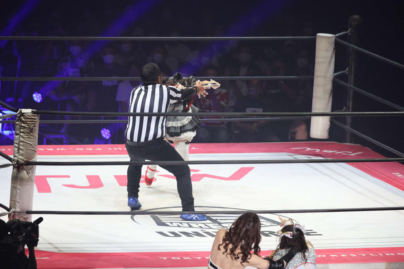 東京女子大田区大会　トレイを持って場外の上原わかなに突撃しようとするメイ・サン＝ミッシェルと、止めるレフェリー（撮影・渋谷征平）