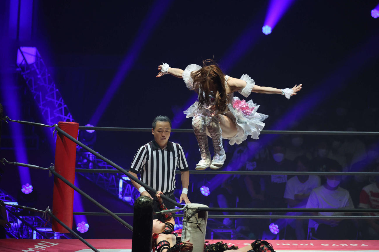 東京女子大田区大会　伊藤麻希をロープに固定し、ダイビングフットスタンプを食らわせる瑞希（撮影・渋谷征平）