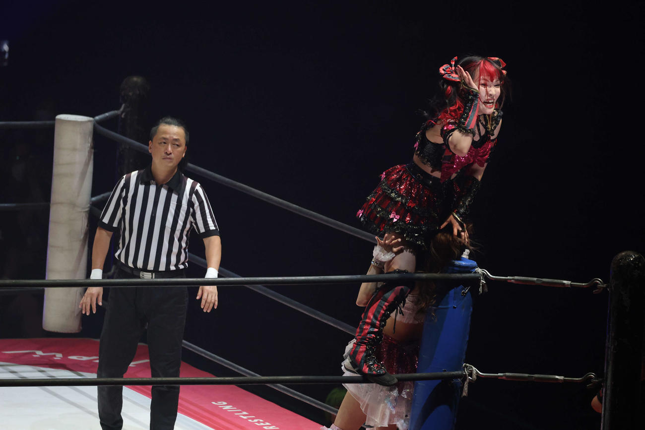 東京女子大田区大会　瑞希をコーナーで攻め、観客に「世界一かわいいのはー？」と問いかける伊藤麻希（撮影・渋谷征平）