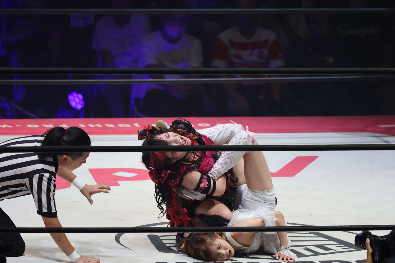 東京女子大田区大会　瑞希を逆エビ固めで攻める伊藤麻希（撮影・渋谷征平）