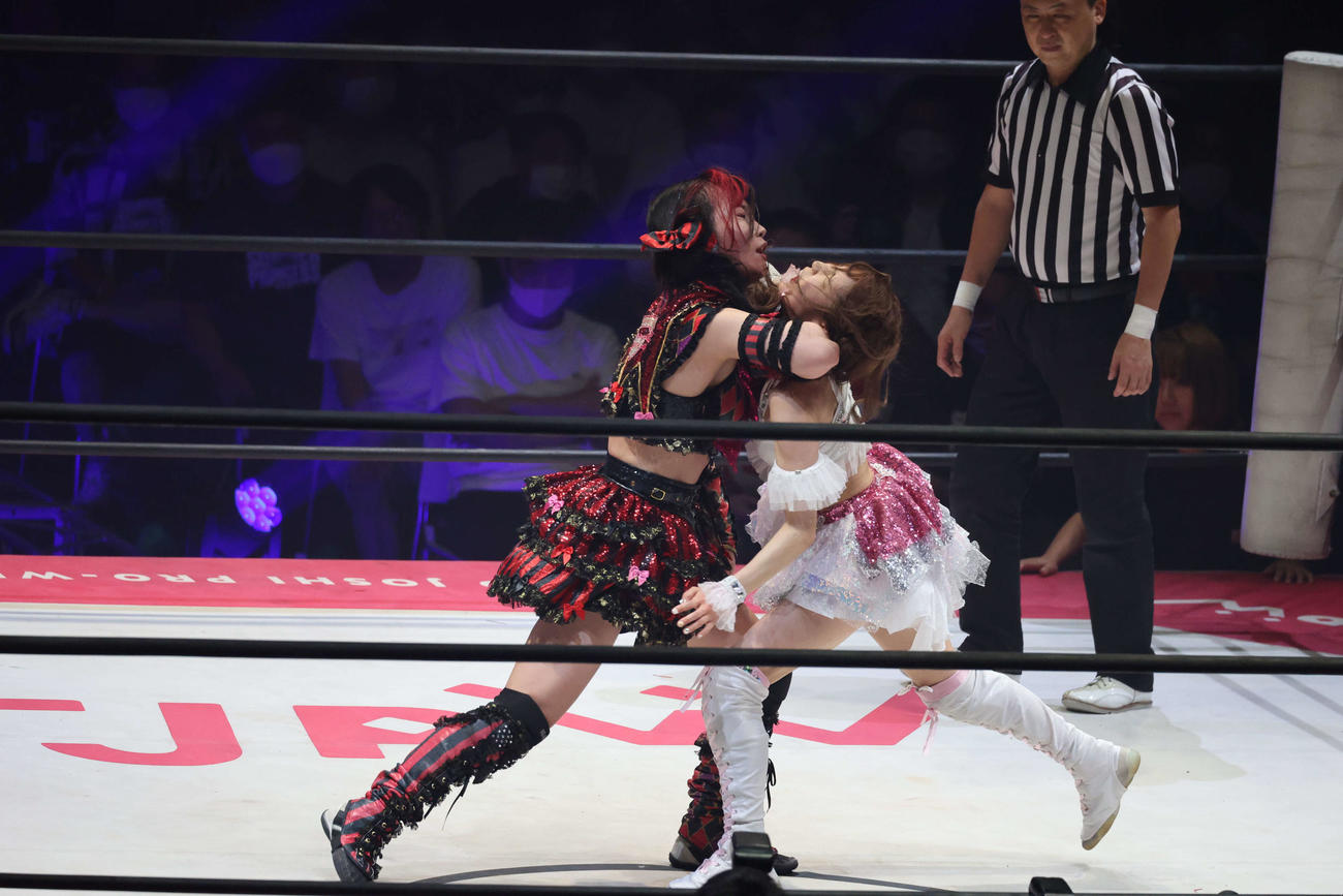東京女子大田区大会　エルボーの打ち合いをする伊藤麻希（左）と瑞希（撮影・渋谷征平）