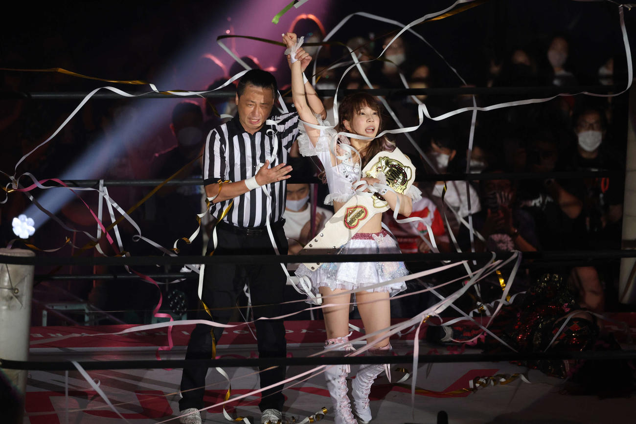 東京女子大田区大会　伊藤麻希に勝利し、勝ち名乗りを受ける瑞希（撮影・渋谷征平）