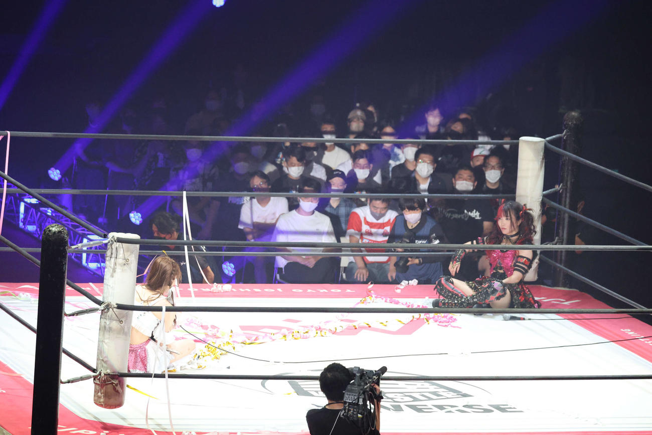 東京女子大田区大会　語りかける瑞希と、話を聞く伊藤麻希（撮影・渋谷征平）