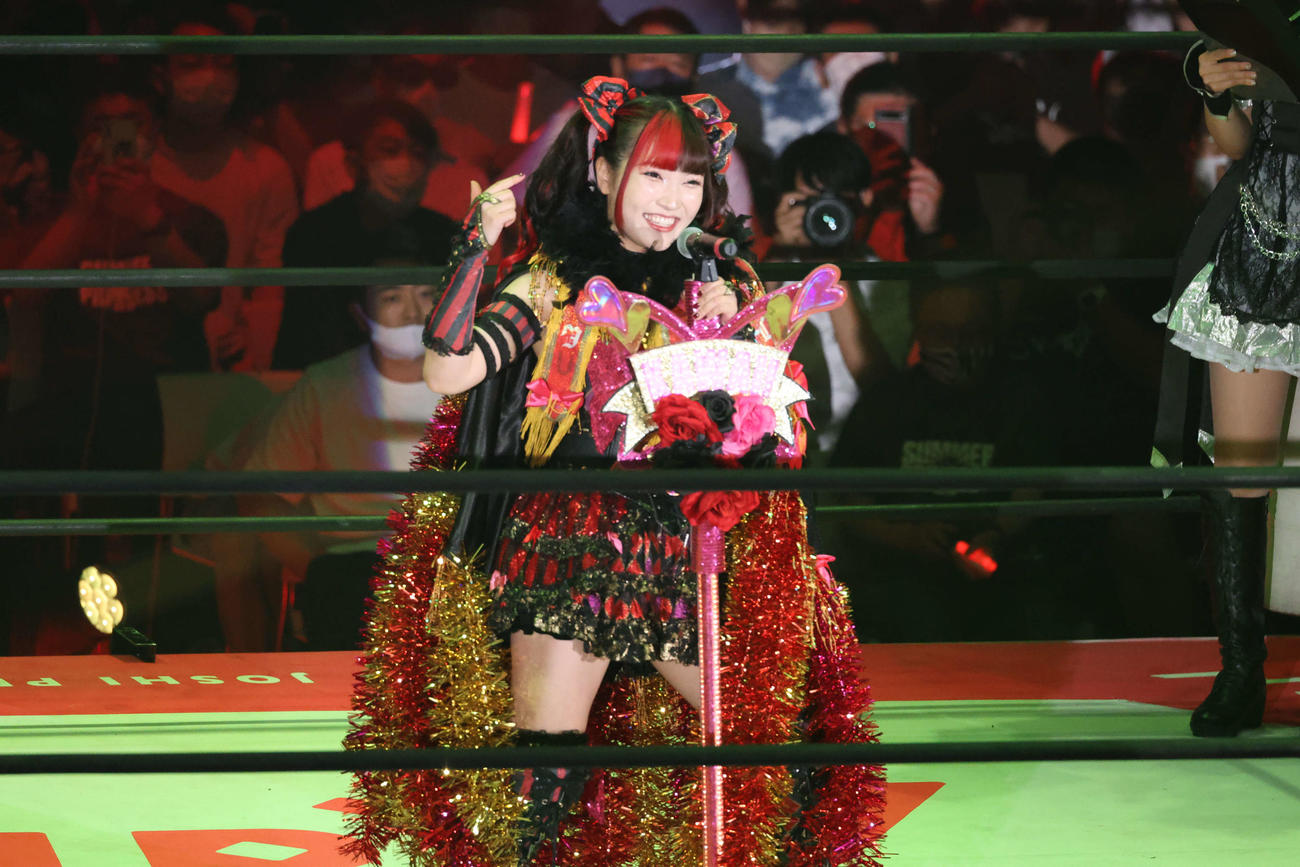 東京女子大田区大会　笑顔で入場する伊藤麻希（撮影・渋谷征平）