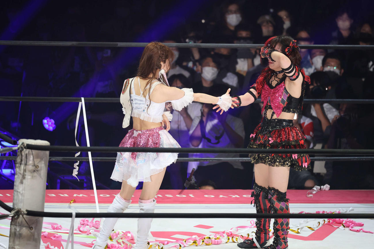 東京女子大田区大会　感極まり、顔を押さえながら瑞希と握手する伊藤麻希（撮影・渋谷征平）