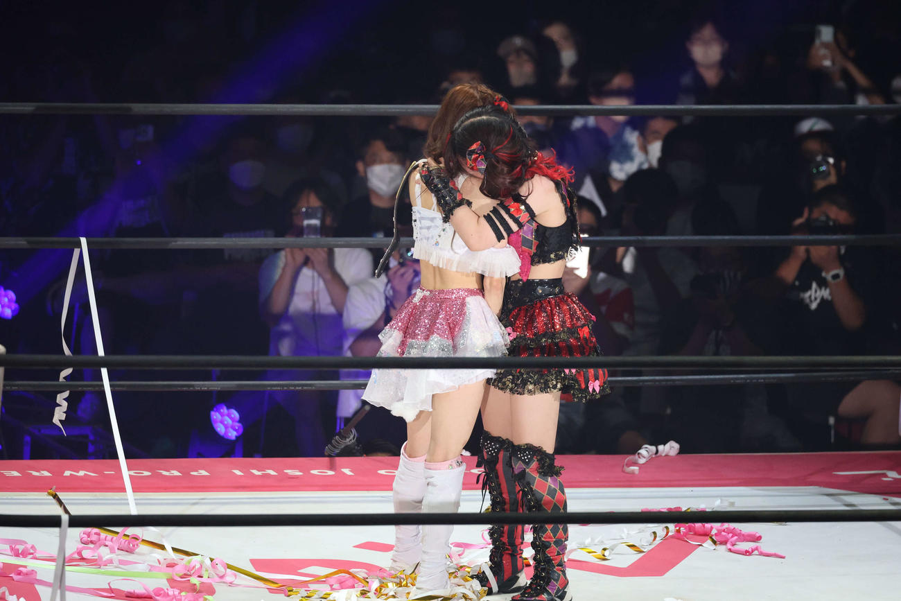 東京女子大田区大会　試合後、抱き合う瑞希（左）と伊藤麻希（撮影・渋谷征平）